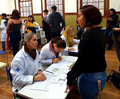 #PraCegoVer: Estudantes de São Paulo são vacinados contra o sarampo na instituição de ensino